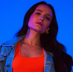 Larissa Manoela combina jeans com neon: 'explosão de cor'