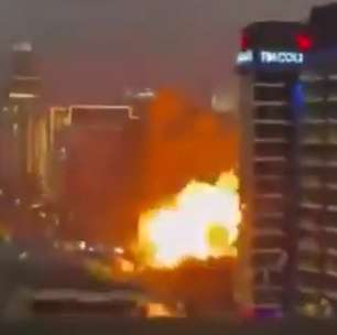 Vídeos mostram hotel de luxo em Dubai em chamas após retaliação do Irã aos ataques dos EUA e Israel