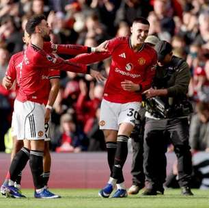 De virada, United vence Crystal Palace e sobe para terceiro na Premier League