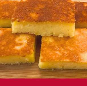 Bolo fácil de mandioca cremoso sem leite com textura de pudim