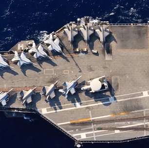 EUA confirmam ataque do Irã contra porta-aviões, mas negam danos: 'Nem chegaram perto'