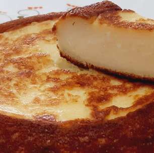 Bolo cremoso de mandioca sem glúten e sem lactose, que fica com uma textura de nuvem