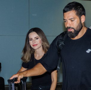 Sandy acerta com aerolook descomplicado em viagem com namorado