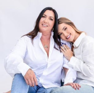 Virginia presenteia a mãe com plásticas no corpo e mostra antes e depois