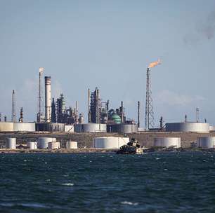 Guerra no Oriente Médio faz preço do petróleo disparar e coloca 'rota vital' da commodity em risco