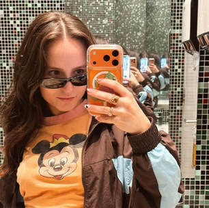 De nail art a blusa temática: veja visual de Larissa Manoela na Disney