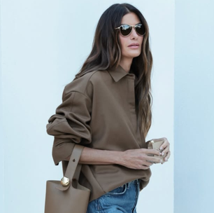 Isabella Fiorentino compõe look minimalista com camisa e jeans barrel