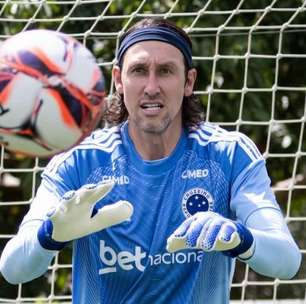 Cássio vai a campo e anima comissão técnica do Cruzeiro