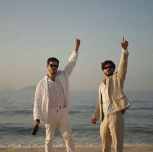 Galã de Mania de Você posa com noivo em ensaio antes do casamento