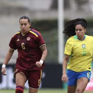 Brasil perde amistoso para Venezuela em jogo que teve paralisação por raios