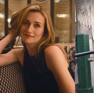 Por que o estilo de Carolyn Bessette voltou a ser símbolo de elegância