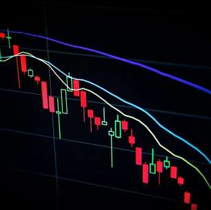 Ibovespa derrete mais de 2,4% e retorna aos 180 mil pontos; dólar sobe