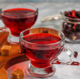 Chá de hibisco: os benefícios que você precisa conhecer e como consumir