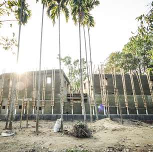 Com bambu e barro, mulheres constroem centro para pessoas com deficiência