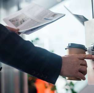 O que uma pessoa deve fazer se ficar presa no elevador