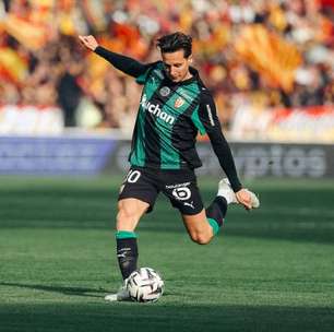 Com brilho de Thauvin, Lens vence o Metz e segue na caça ao PSG