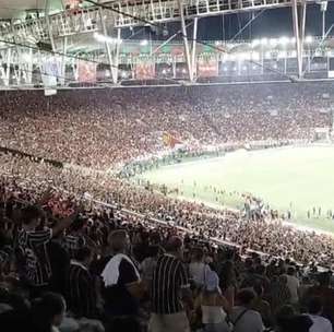 Torcedores do Flamengo gritam nome de Filipe Luís durante entrega do troféu