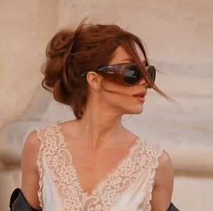 Na ruas de Paris, Gio Ewbank exibe tatuagem com look tipo lingerie