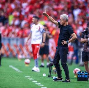 Luís Castro celebra título do Grêmio e agradece à torcida: "Somos mais fortes com vocês"