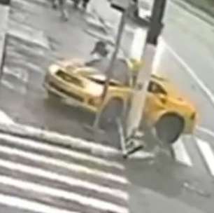 PM perde controle de Camaro e bate carro de luxo em poste na Zona Leste de SP
