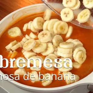 Sobremesa cremosa de banana que derrete na boca, um doce caseiro com sabor de infância