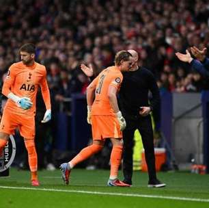 Goleiro do Tottenham é substituído com 15 minutos de jogo após falhas