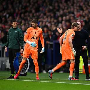Goleiro do Tottenham falha duas vezes e é substituído aos 16 minutos de jogo