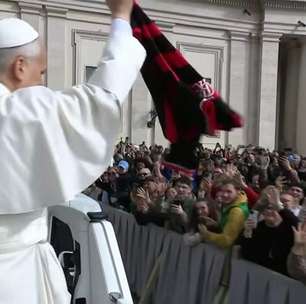 Vídeo! Papa Leão XIV viraliza com camisa do Flamengo durante audiência no Vaticano