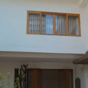 Cara de casa de vó com 308m², 3 suítes, fogão de R$ 55 mil e menus na decoração da cozinha: o imóvel de vila de famosa, hoje mãe de gêmeos e grávida pela 2ª vez