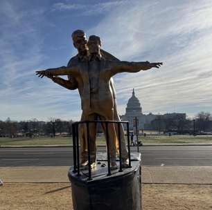 Escultura de Trump e Jeffrey Epstein em cena do Titanic é instalada em frente ao Congresso dos EUA