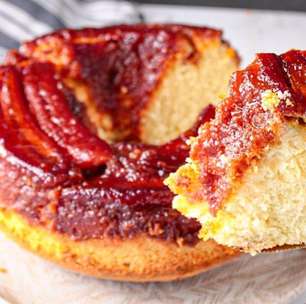 Bolo de banana caramelizado que fica com uma calda perfeita e uma textura super fofinha