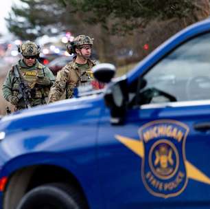 Suspeito invade sinagoga nos EUA com carro e morre em meio a tiros