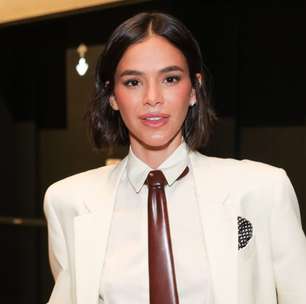 Bruna Marquezine mistura terno branco, gravata de madeira e chinelo