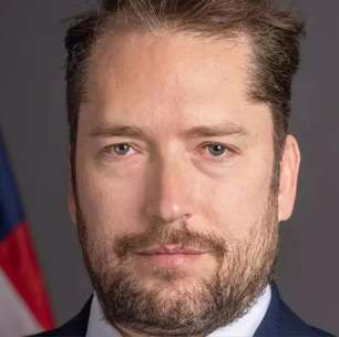 Governo Lula revoga visto de Darren Beattie sob alegação de omissão de finalidade em viagem