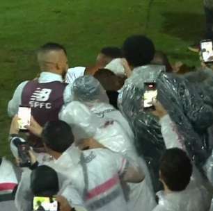 São Paulo vence a Chapecoense e assume a liderança do Brasileirão