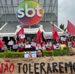 Manifestantes se reúnem no SBT para protestar contra Ratinho após falas transfóbicas sobre Erika Hilton