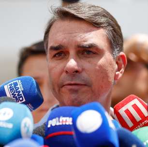 'Estão brincando com a vida do meu pai', diz Flávio ao atualizar estado de saúde de Bolsonaro