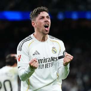 Com golaço antes do meio de campo, Real Madrid goleia Elche e cola no líder Barça