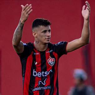 Camutanga celebra 100 jogos pelo Vitória e manda recado: "Era para eu ter batido antes"