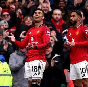 Brasileiros marcam e United vence o Aston Villa, consolidando o 3º lugar no Inglês