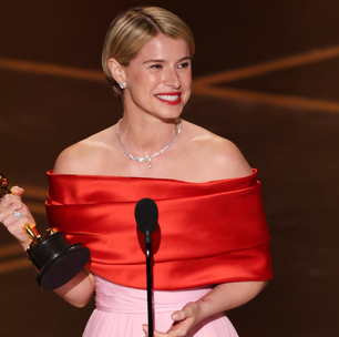 'Dedico ao belo caos do coração de uma mãe', diz Jessie Buckley ao vencer o Oscar