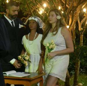 Casal de influenciadores 'se casa' com boneca realista e vivem trisal: "Virou algo normal"