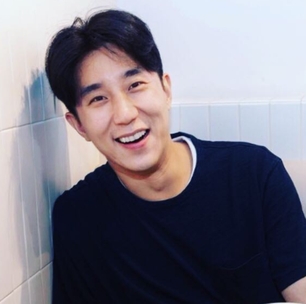 Deserdado pelo pai: filho de Jackie Chan é cantor e se envolveu com drogas