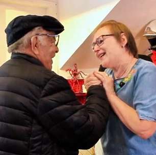 Repórter registra encontro de sobrevivente de incêndio com bombeiro de 95 anos que a salvou