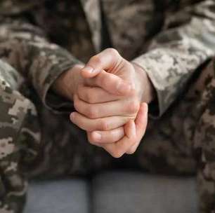 Hétero, ex-militar afirma ter sido expulso do exército após acusação de ser gay: "Arruinou minha vida"