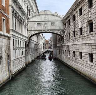Com sua estrutura de calcário branco de 1600, a ponte fechada sobre o canal une o palácio à prisão e tornou-se o maior símbolo romântico de Veneza
