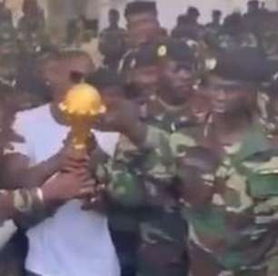 Senegal desafia decisão da CAF e leva troféu para base militar