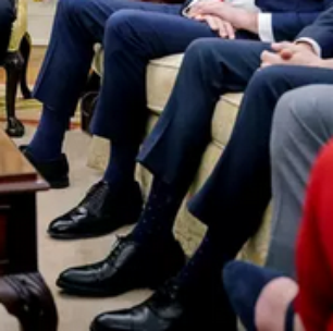 Sapatos gigantes dados por Trump a integrantes e aliados do governo viram meme; veja motivo