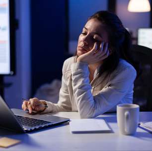 Dormir mal aumenta o risco de burnout? Especialista explica