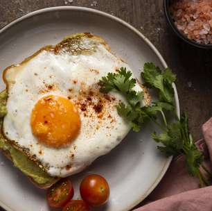 Gema alaranjada significa que o ovo está estragado? Nutricionista responde